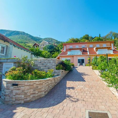 Apartments Enigma - With Private Parking Mostar Exteriör bild