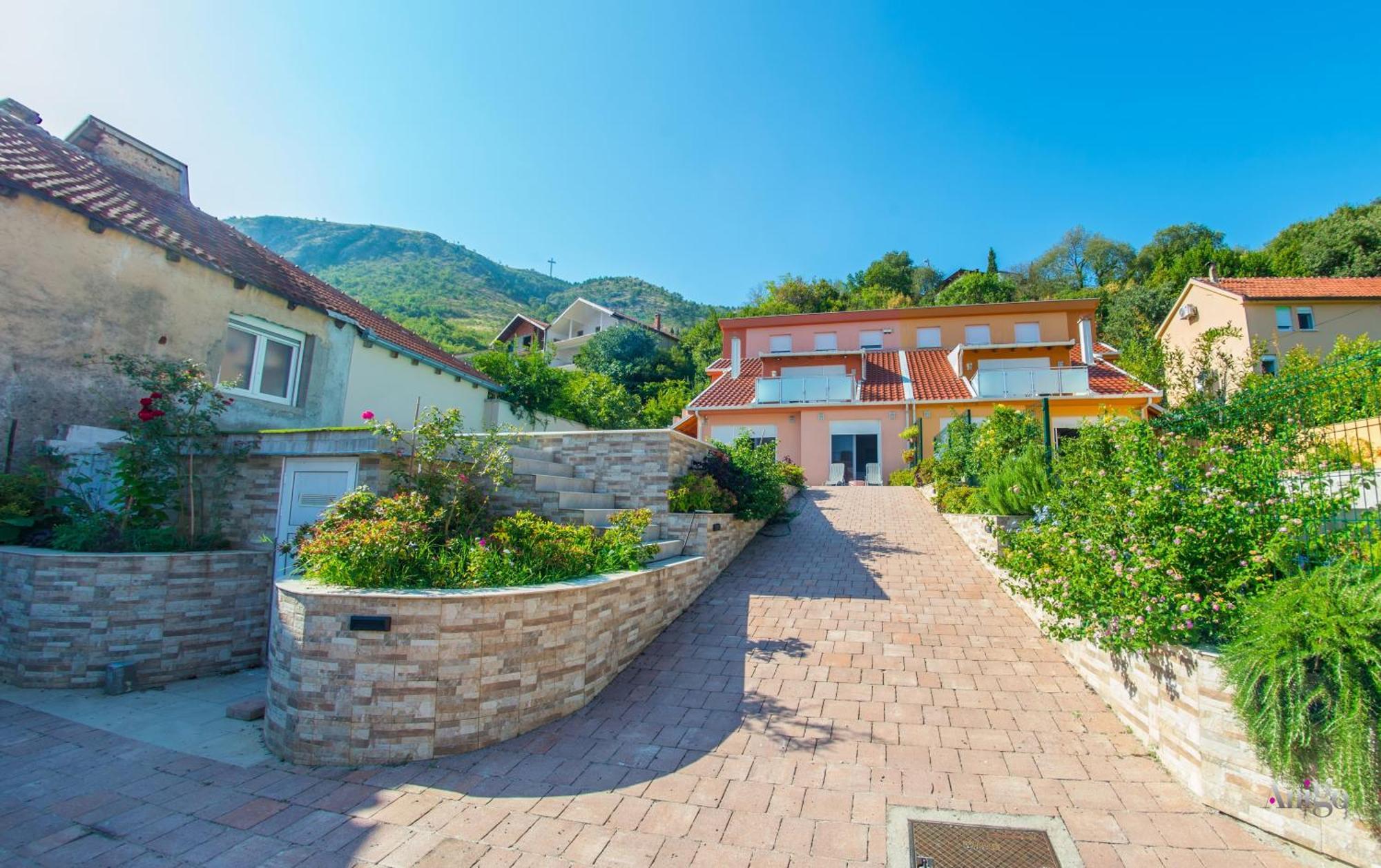 Apartments Enigma - With Private Parking Mostar Exteriör bild